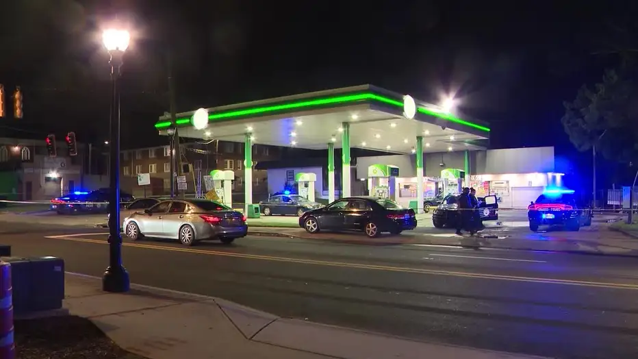 Tiroteio em posto de gasolina no sudoeste de Atlanta deixa quatro feridos; polícia divulga imagens e busca três suspeitos.