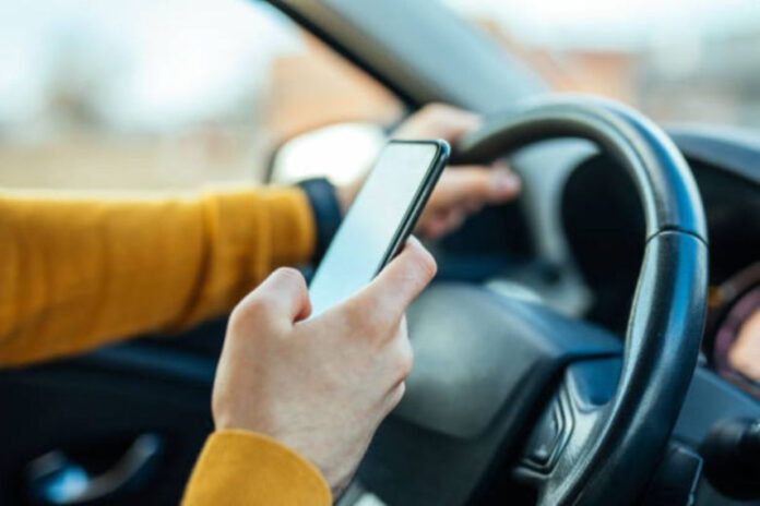 Atenção motoristas: usar o celular dirigindo vai pesar no bolso a partir de setembro na Carolina do Sul