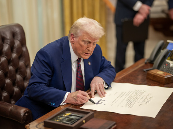 Trump diz que governo estuda “passe temporário” para imigrantes em setores como agricultura e hotelaria