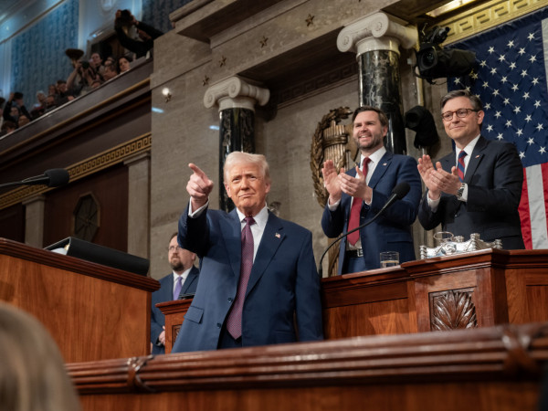Governo Trump reduz serviços em outros idiomas e dificulta acesso de imigrantes a agências federais