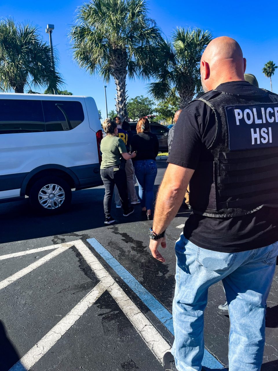 Por ordem da Casa Branca, escritórios do USCIS estão trabalhando lado a lado com o ICE