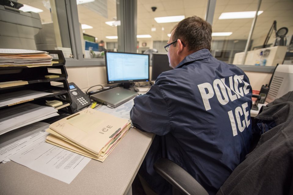 Deputados processam DHS por impedir visitas a centros de detenção do ICE