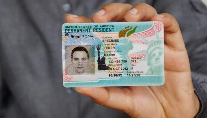 Autoridades de imigração alertam que residentes permanentes devem sempre carregar seus green cards