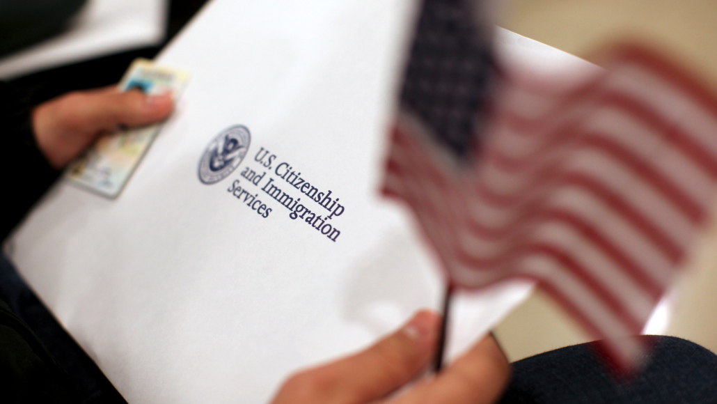 Projeto de lei propõe green card para imigrantes com 7 anos de residência nos EUA