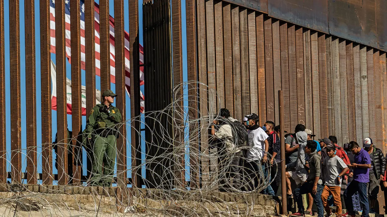 Imigrantes nos EUA podem requerer “suspensão de remoção” — entenda seus direitos