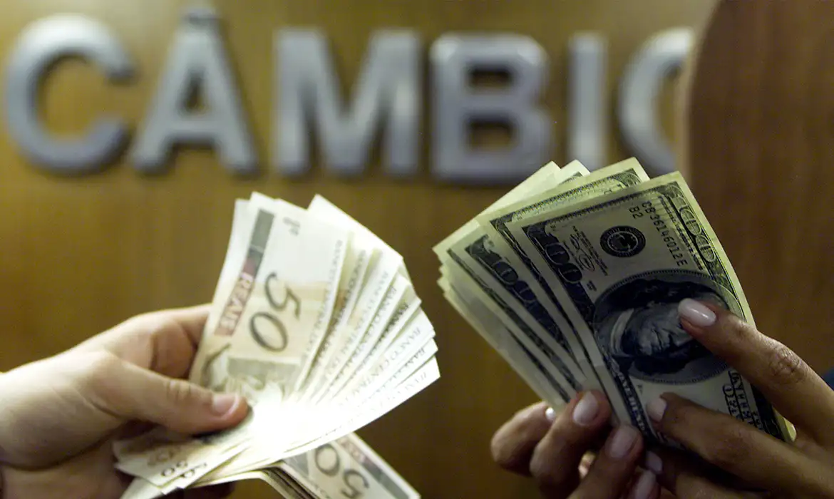 Dólar cai e bolsa sobe: Brasil vive momento positivo nos mercados