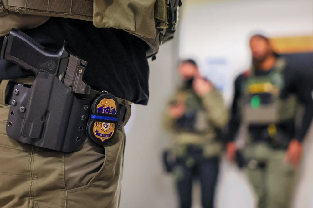 Apple remove aplicativo que rastreia agentes do ICE após pressão do governo Trump