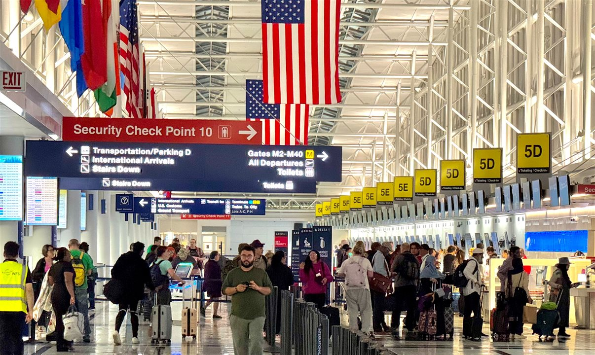 Passageiros enfrentam filas longas, atrasos em massa e cancelamentos de voos enquanto funcionários essenciais trabalham sem receber. O impasse político em Washington já afeta diretamente o transporte aéreo e ameaça a economia.