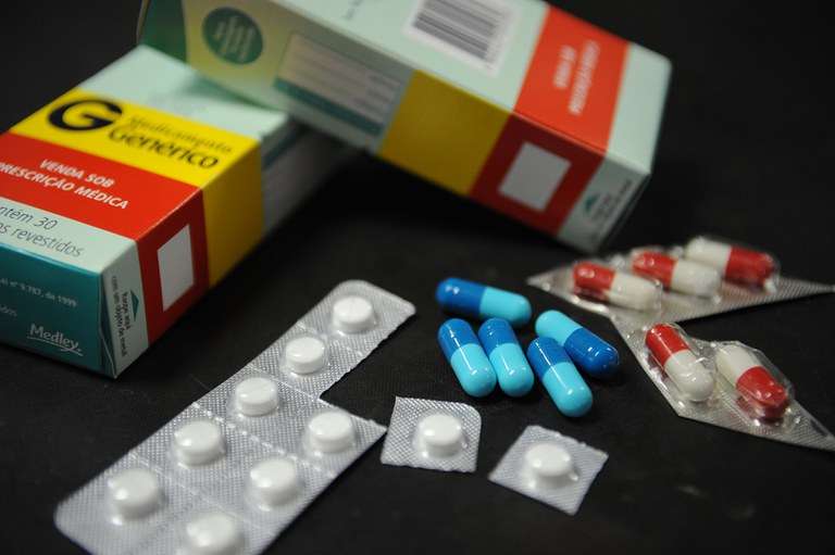 Remédios na bagagem: o risco que muitos brasileiros ignoram